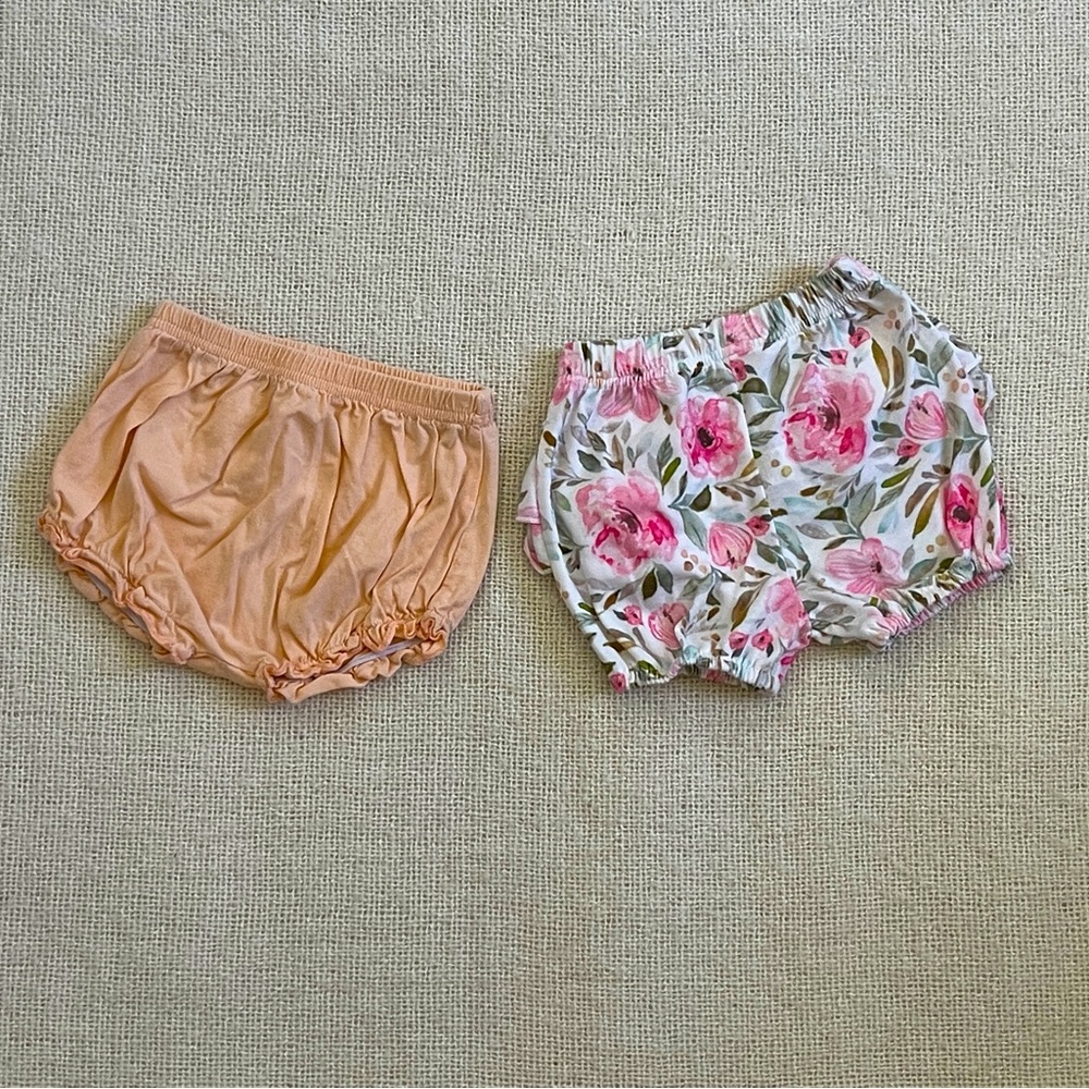 Baby girl clothes. Set of 2 ruffle shorts. 12 months.